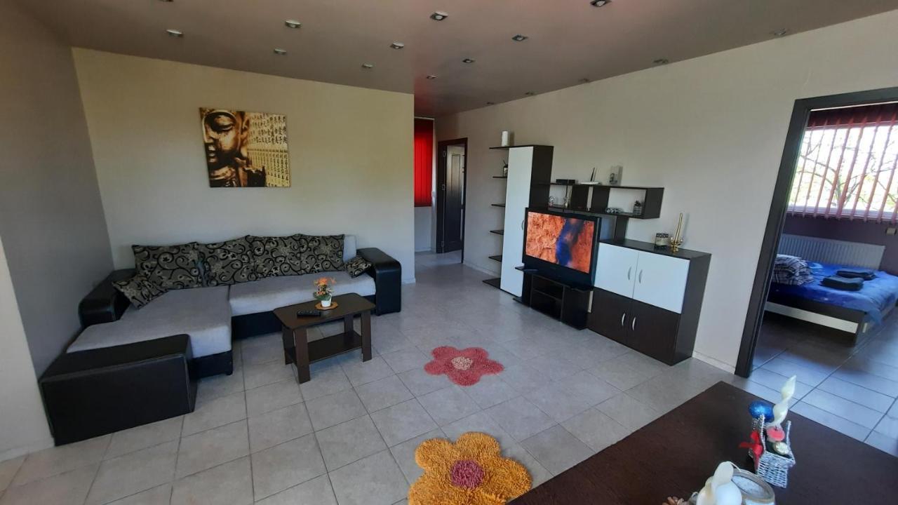 Spacious, Modern Condo In New Villa - Sleeps 6 ブカレスト エクステリア 写真