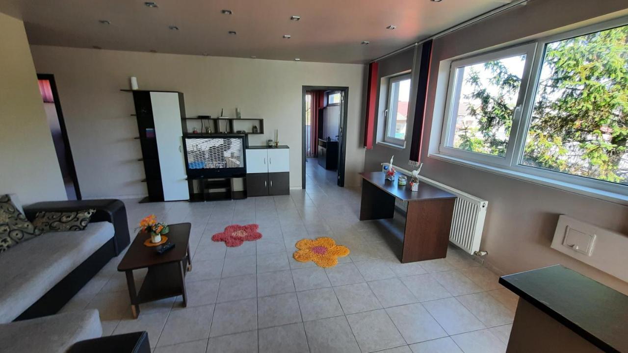 Spacious, Modern Condo In New Villa - Sleeps 6 ブカレスト エクステリア 写真